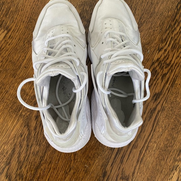 Women’s Nike Air Hurache - Picture 3 of 6